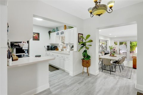 House in Miami, Florida 3 bedrooms, 143.72 sq.m. № 2062667 - photo 8