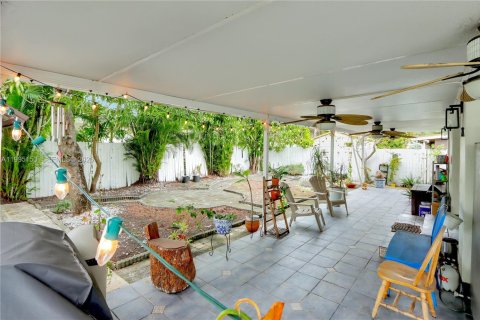 House in Miami, Florida 3 bedrooms, 143.72 sq.m. № 2062667 - photo 2