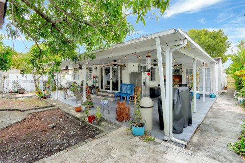 House in Miami, Florida 3 bedrooms, 143.72 sq.m. № 2062667 - photo 3