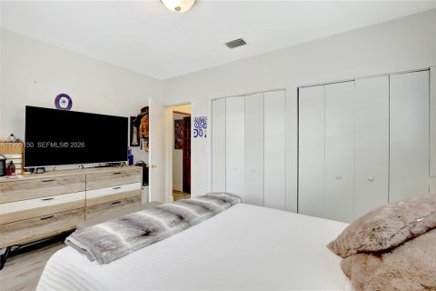 House in Miami, Florida 3 bedrooms, 143.72 sq.m. № 2062667 - photo 18