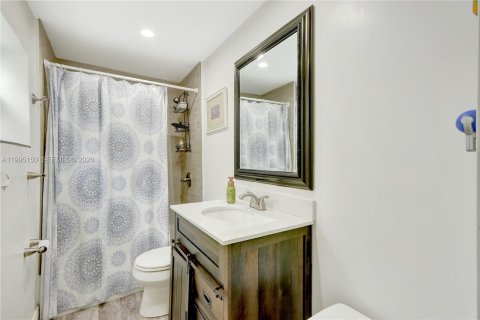 House in Miami, Florida 3 bedrooms, 143.72 sq.m. № 2062667 - photo 16