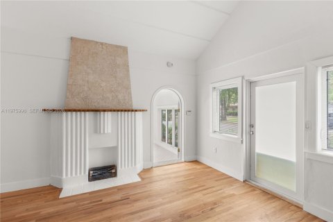 House in Coral Gables, Florida 3 bedrooms, 109.62 sq.m. № 2040256 - photo 5