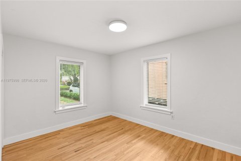 House in Coral Gables, Florida 3 bedrooms, 109.62 sq.m. № 2040256 - photo 18