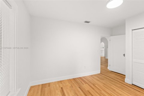 House in Coral Gables, Florida 3 bedrooms, 109.62 sq.m. № 2040256 - photo 15