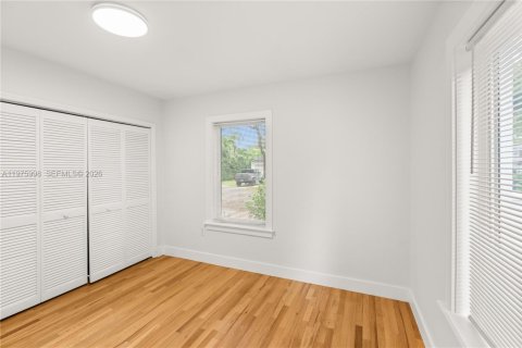 House in Coral Gables, Florida 3 bedrooms, 109.62 sq.m. № 2040256 - photo 16