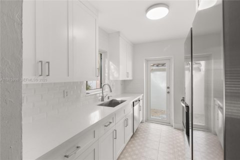 House in Coral Gables, Florida 3 bedrooms, 109.62 sq.m. № 2040256 - photo 8