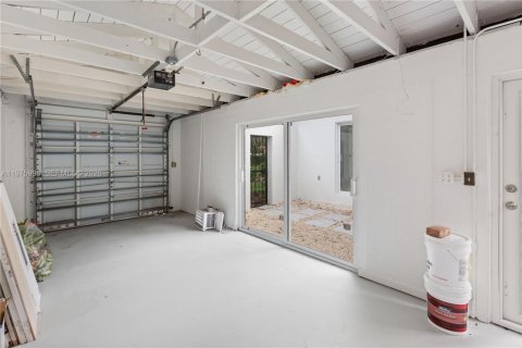 House in Coral Gables, Florida 3 bedrooms, 109.62 sq.m. № 2040256 - photo 26