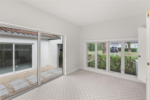 House in Coral Gables, Florida 3 bedrooms, 109.62 sq.m. № 2040256 - photo 23