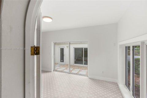 House in Coral Gables, Florida 3 bedrooms, 109.62 sq.m. № 2040256 - photo 21