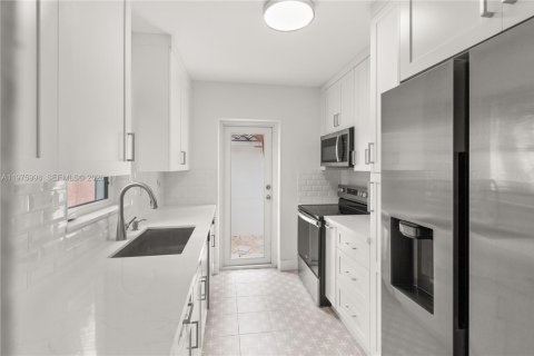 House in Coral Gables, Florida 3 bedrooms, 109.62 sq.m. № 2040256 - photo 9