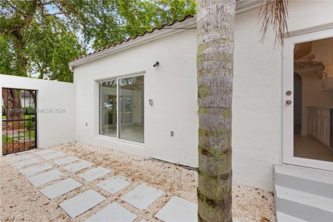 House in Coral Gables, Florida 3 bedrooms, 109.62 sq.m. № 2040256 - photo 24