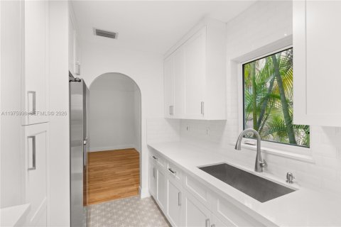 House in Coral Gables, Florida 3 bedrooms, 109.62 sq.m. № 2040256 - photo 10