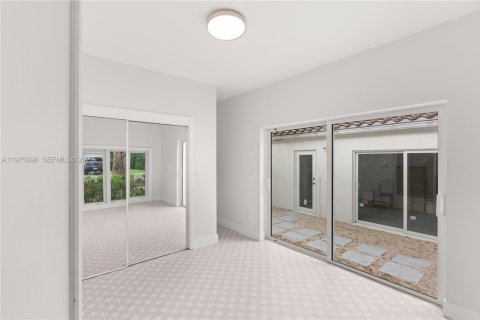 House in Coral Gables, Florida 3 bedrooms, 109.62 sq.m. № 2040256 - photo 22