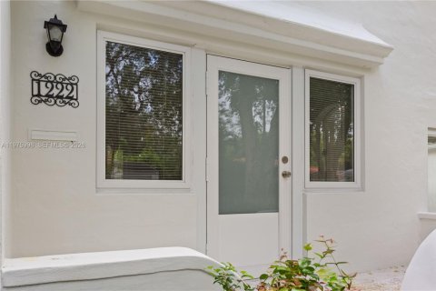 House in Coral Gables, Florida 3 bedrooms, 109.62 sq.m. № 2040256 - photo 2