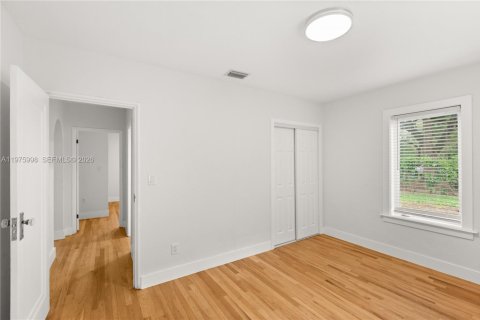 House in Coral Gables, Florida 3 bedrooms, 109.62 sq.m. № 2040256 - photo 19