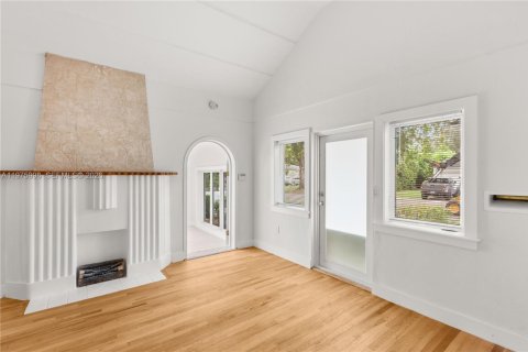 House in Coral Gables, Florida 3 bedrooms, 109.62 sq.m. № 2040256 - photo 20