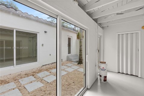 House in Coral Gables, Florida 3 bedrooms, 109.62 sq.m. № 2040256 - photo 28