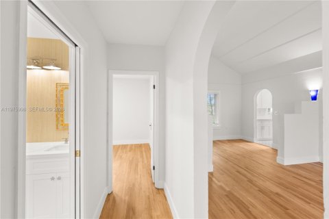 House in Coral Gables, Florida 3 bedrooms, 109.62 sq.m. № 2040256 - photo 17