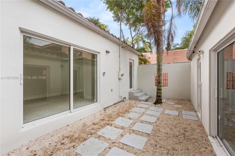 House in Coral Gables, Florida 3 bedrooms, 109.62 sq.m. № 2040256 - photo 25
