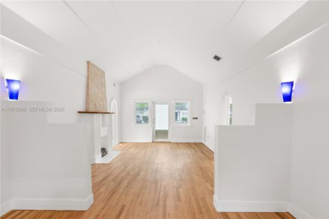 House in Coral Gables, Florida 3 bedrooms, 109.62 sq.m. № 2040256 - photo 7