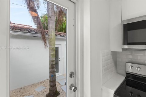 House in Coral Gables, Florida 3 bedrooms, 109.62 sq.m. № 2040256 - photo 11