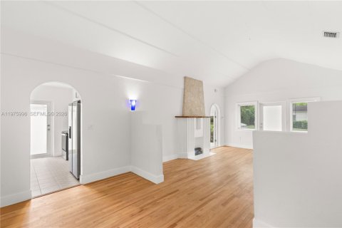 House in Coral Gables, Florida 3 bedrooms, 109.62 sq.m. № 2040256 - photo 6