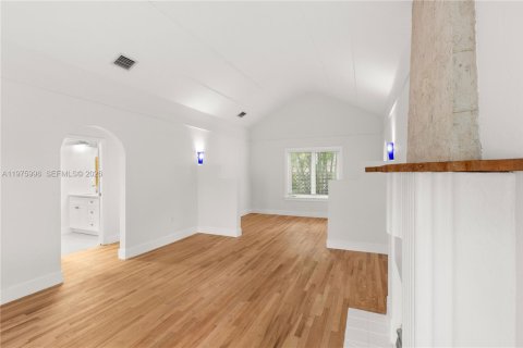 House in Coral Gables, Florida 3 bedrooms, 109.62 sq.m. № 2040256 - photo 4