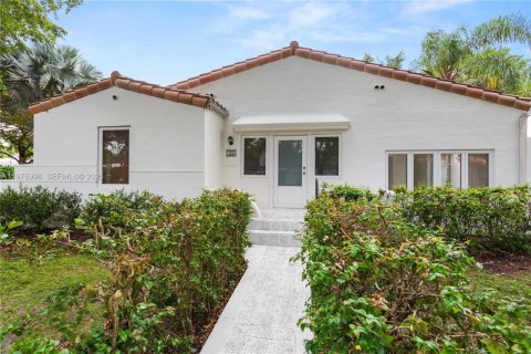 House in Coral Gables, Florida 3 bedrooms, 109.62 sq.m. № 2040256 - photo 29