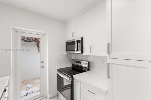 House in Coral Gables, Florida 3 bedrooms, 109.62 sq.m. № 2040256 - photo 12