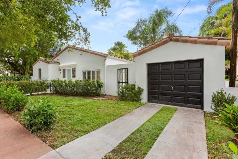 House in Coral Gables, Florida 3 bedrooms, 109.62 sq.m. № 2040256 - photo 30