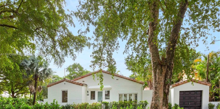 House in Coral Gables, Florida 3 bedrooms, 109.62 sq.m. № 2040256