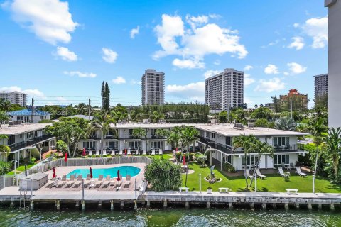 Condominio en Pompano Beach, Florida, 1 dormitorio  № 1981184