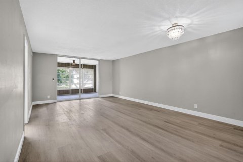 Condo in Delray Beach, Florida, 2 bedrooms  № 2078489 - photo 9