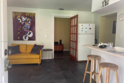 Villa ou maison à louer à North Miami, Floride: 1 chambre, 60.39 m2 № 1931674 - photo 4