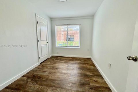 House in Miami, Florida 3 bedrooms, 83.61 sq.m. № 2043013 - photo 11