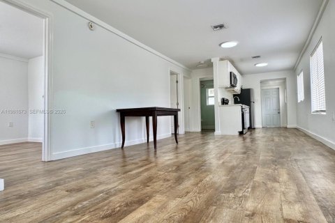 House in Miami, Florida 3 bedrooms, 83.61 sq.m. № 2043013 - photo 15