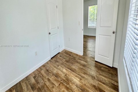 House in Miami, Florida 3 bedrooms, 83.61 sq.m. № 2043013 - photo 6