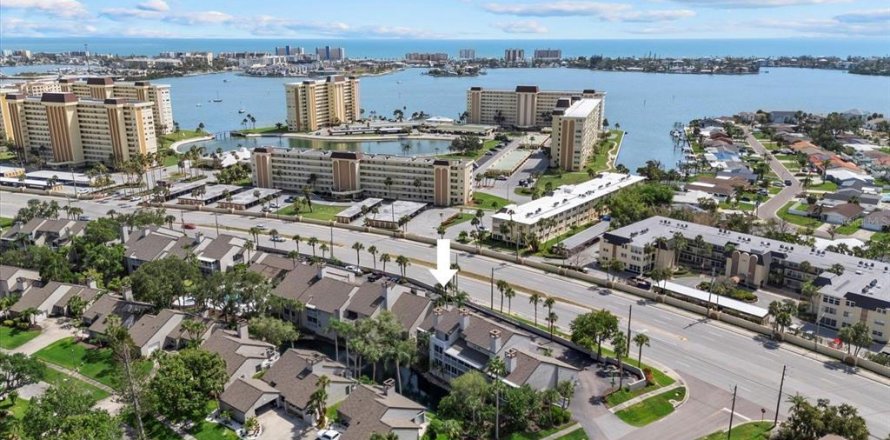 Condominio en Saint Petersburg, Florida, 2 dormitorios № 1782535