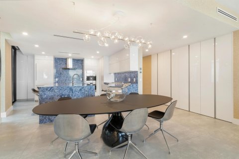 Condo in Palm Beach Shores, Florida, 2 bedrooms № 2087661 - photo 9
