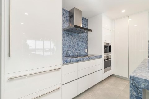 Condo in Palm Beach Shores, Florida, 2 bedrooms № 2087661 - photo 14
