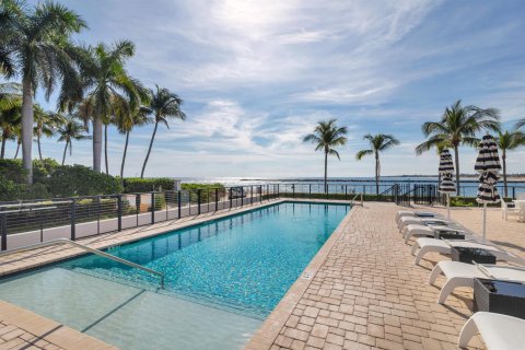 Condo in Palm Beach Shores, Florida, 2 bedrooms № 2087661 - photo 25