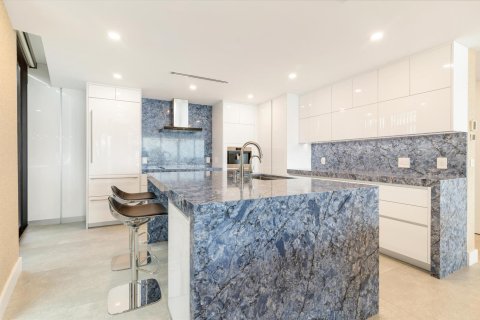 Condo in Palm Beach Shores, Florida, 2 bedrooms № 2087661 - photo 12