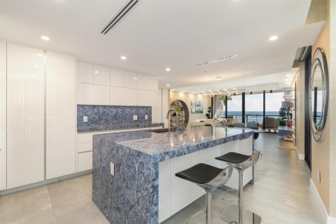 Condo in Palm Beach Shores, Florida, 2 bedrooms № 2087661 - photo 15