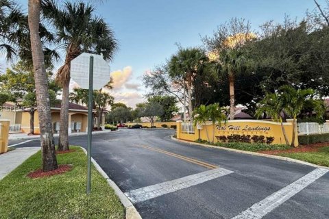 Condominio en venta en Tamarac, Florida, 2 dormitorios, 87.24 m2 № 1999928 - foto 2