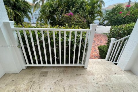 House in Surfside, Florida 3 bedrooms, 134.71 sq.m. № 1965425 - photo 20