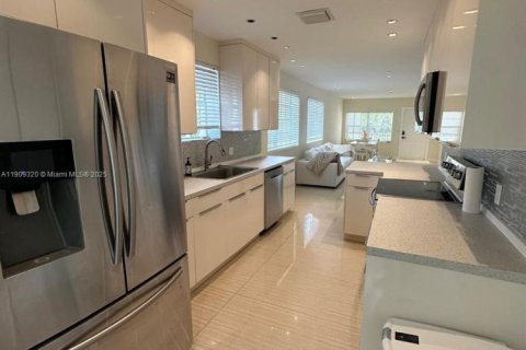 House in Surfside, Florida 3 bedrooms, 134.71 sq.m. № 1965425 - photo 8