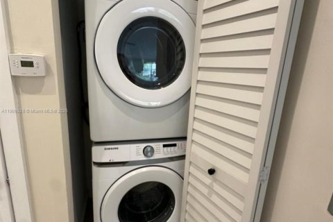 House in Surfside, Florida 3 bedrooms, 134.71 sq.m. № 1965425 - photo 15