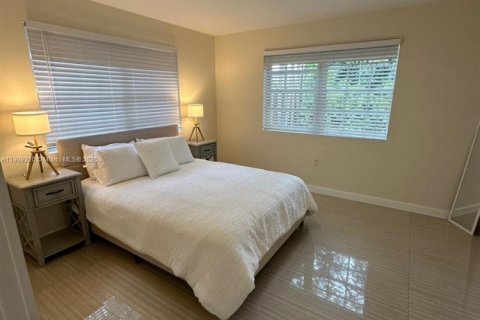 House in Surfside, Florida 3 bedrooms, 134.71 sq.m. № 1965425 - photo 11