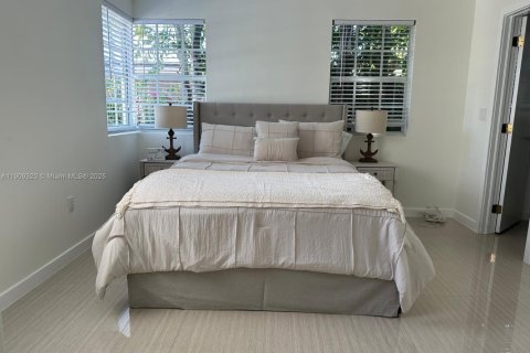 House in Surfside, Florida 3 bedrooms, 134.71 sq.m. № 1965425 - photo 18