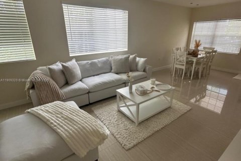 House in Surfside, Florida 3 bedrooms, 134.71 sq.m. № 1965425 - photo 2